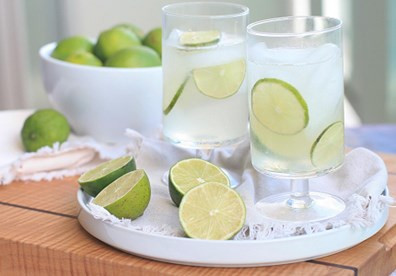 Giảm cân bằng nước chanh pha loãng. Sử dụng một quả chanh, vắt kiệt nước rồi pha với một cốc nước (nước ấm vào mùa đông và nước mát vào mùa hè), uống thay nước lọc hằng ngày. Lưu ý không nên uống nước chanh quá chua để giảm béo nhanh, vì sẽ hại dạ dày.