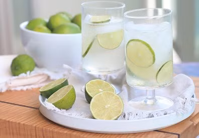 Giảm cân bằng nước chanh pha loãng. Sử dụng một quả chanh, vắt kiệt nước rồi pha với một cốc nước (nước ấm vào mùa đông và nước mát vào mùa hè), uống thay nước lọc hằng ngày. Lưu ý không nên uống nước chanh quá chua để giảm béo nhanh, vì sẽ hại dạ dày.