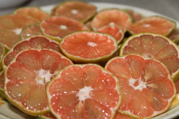 Giảm cân bằng chanh muối kết hợp với tập luyện hàng ngày. Để giảm cân nhanh và cho cơ thể săn chắc, bạn nên áp dụng chế độ ăn uống kể trên kết hợp với những bài tập thể dục nhẹ nhàng. Không nhất thiết phải chạy bộ hàng giờ, lắc vòng hay đạp xe khổ sở. Bạn chỉ cần dành ra một khoảng thời gian nhỏ trong ngày để đi bộ, bước lên cầu thang chục vòng…