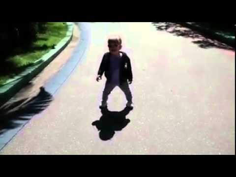 Sợ chính cái bóng của mình. Nhiều em bé sợ chính chiếc bóng của mình vì chúng cảm thấy dương mình bị theo dõi.