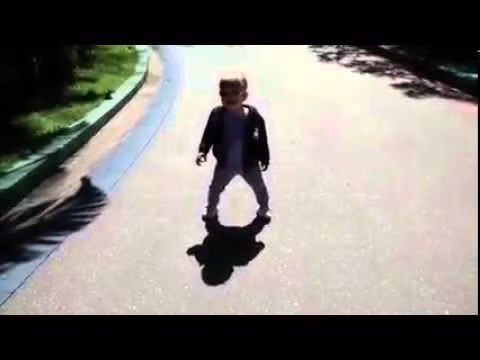 Sợ chính cái bóng của mình. Nhiều em bé sợ chính chiếc bóng của mình vì chúng cảm thấy dương mình bị theo dõi.