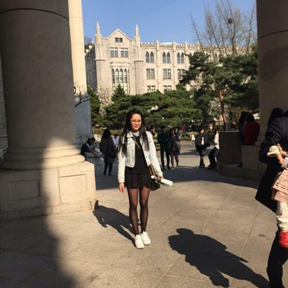 Điều khiến Quỳnh vui nhất là được thoải mái cười mỗi ngày, không còn e ngại về khuôn miệng kém xinh của mình như trước đây.