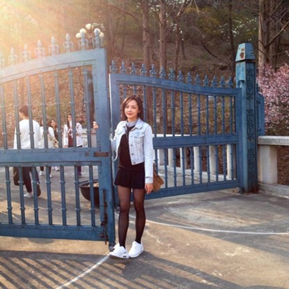 Tốt nghiệp ngành thiết kế thời trang nhưng Quỳnh vẫn chưa tìm được việc làm ổn định, lý do chính là ngoại hình kém xinh. Từ khi sinh ra, Quỳnh đã bị hô răng, khuôn mặt thiếu cân đối, hài hòa. Thanh Quỳnh thường bị bạn bè trêu chọc, trở nên tự ti, mặc cảm về chính bản thân mình.