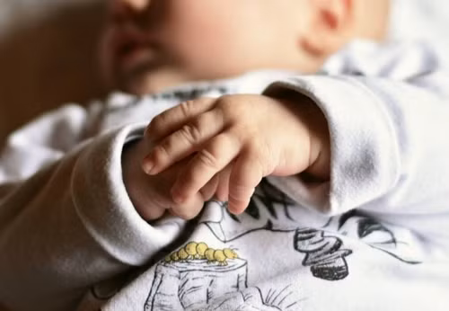 Tu sinh con trong nha ve sinh, co gai lam dieu kinh hai