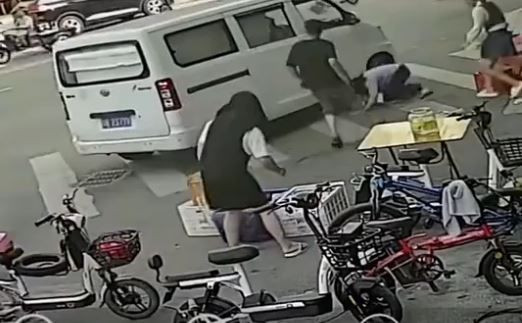 Chui vao bao tai choi tren duong, be trai bi xe tai can