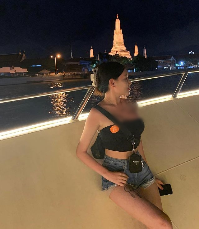 Đời thường, khi không phải làm việc, Eun Daeng có gu thời trang vô cùng trẻ trung, bắt mắt.