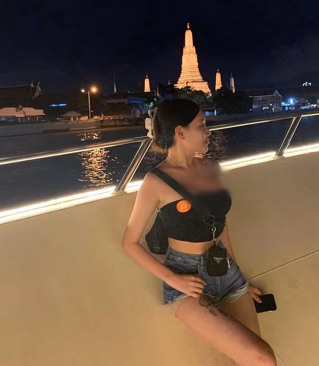 Đời thường, khi không phải làm việc, Eun Daeng có gu thời trang vô cùng trẻ trung, bắt mắt.