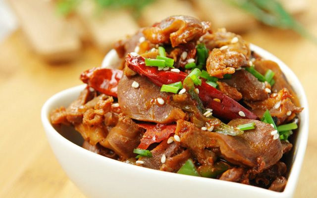 Ep con dau nau co gio, me chong tai mat vi dieu nay