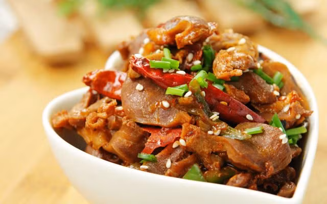 Ep con dau nau co gio, me chong tai mat vi dieu nay