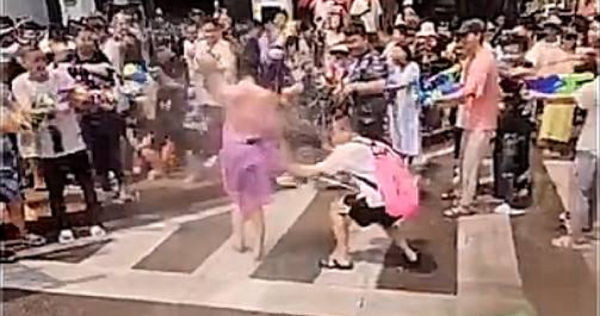 Co gai xinh dep bi sam so tai le hoi te nuoc