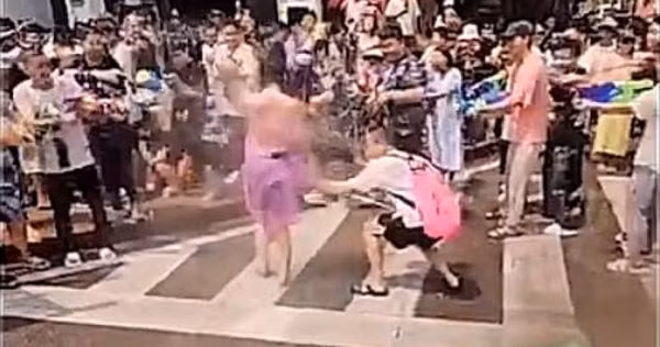 Co gai xinh dep bi sam so tai le hoi te nuoc