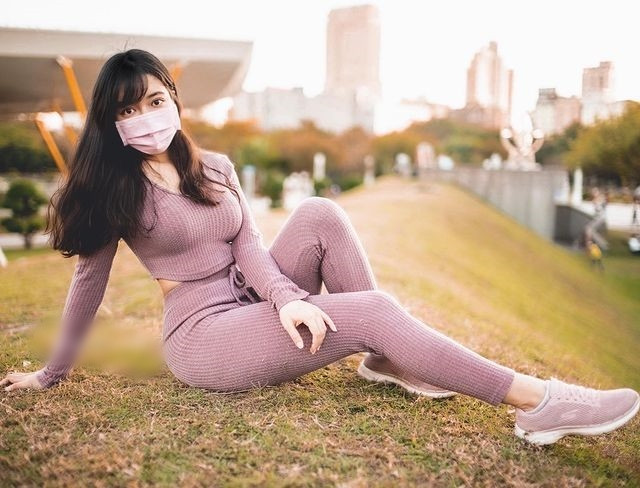 Đa số mọi người đều chỉ trích hot girl gợi cảm ăn mặc tuỳ tiện, không phù hợp với không gian công cộng, khiến người nhìn nhức mắt.