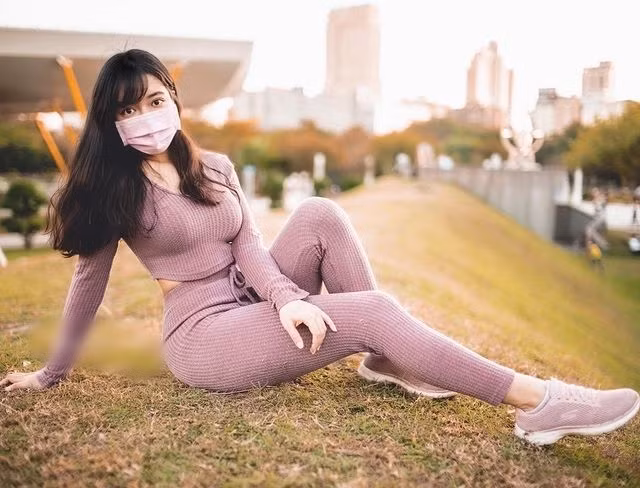 Đa số mọi người đều chỉ trích hot girl gợi cảm ăn mặc tuỳ tiện, không phù hợp với không gian công cộng, khiến người nhìn nhức mắt.