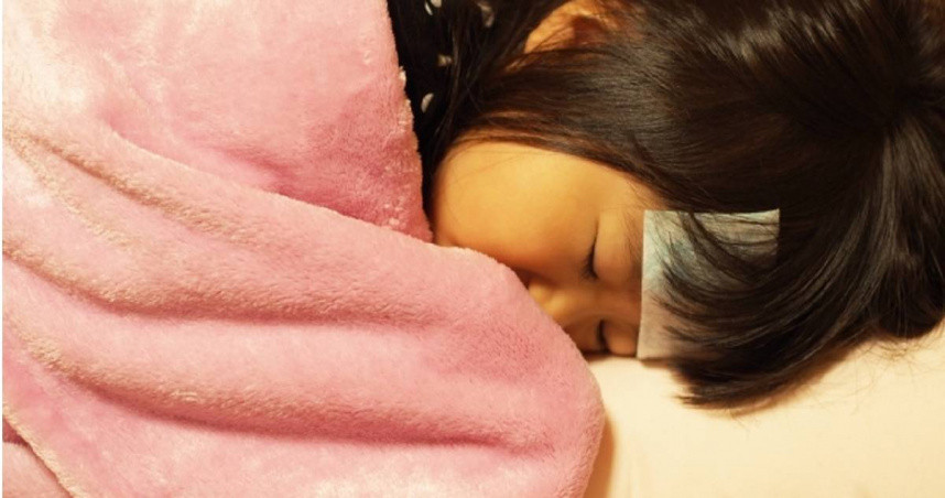 Con gai sot cao, cha me lam dieu ai cung soc