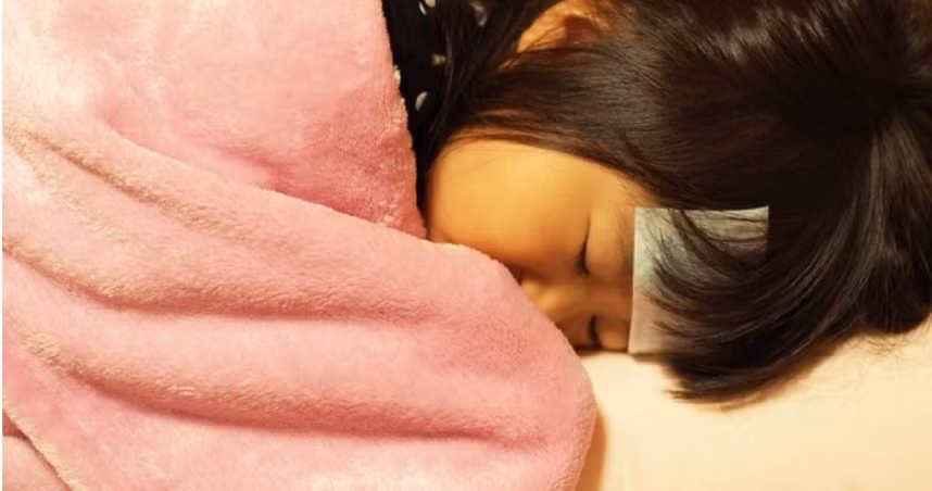 Con gai sot cao, cha me lam dieu ai cung soc