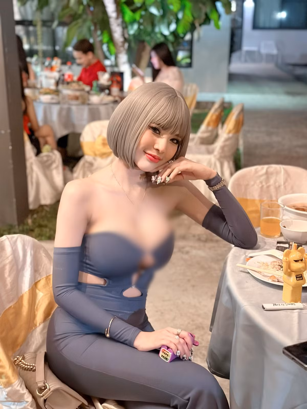 Bất chấp những lời chỉ trích, hot girl người Thái Lan vẫn tự tin khoe dáng trong những trang phục hở hang thiêu đốt ánh nhìn của mọi người.