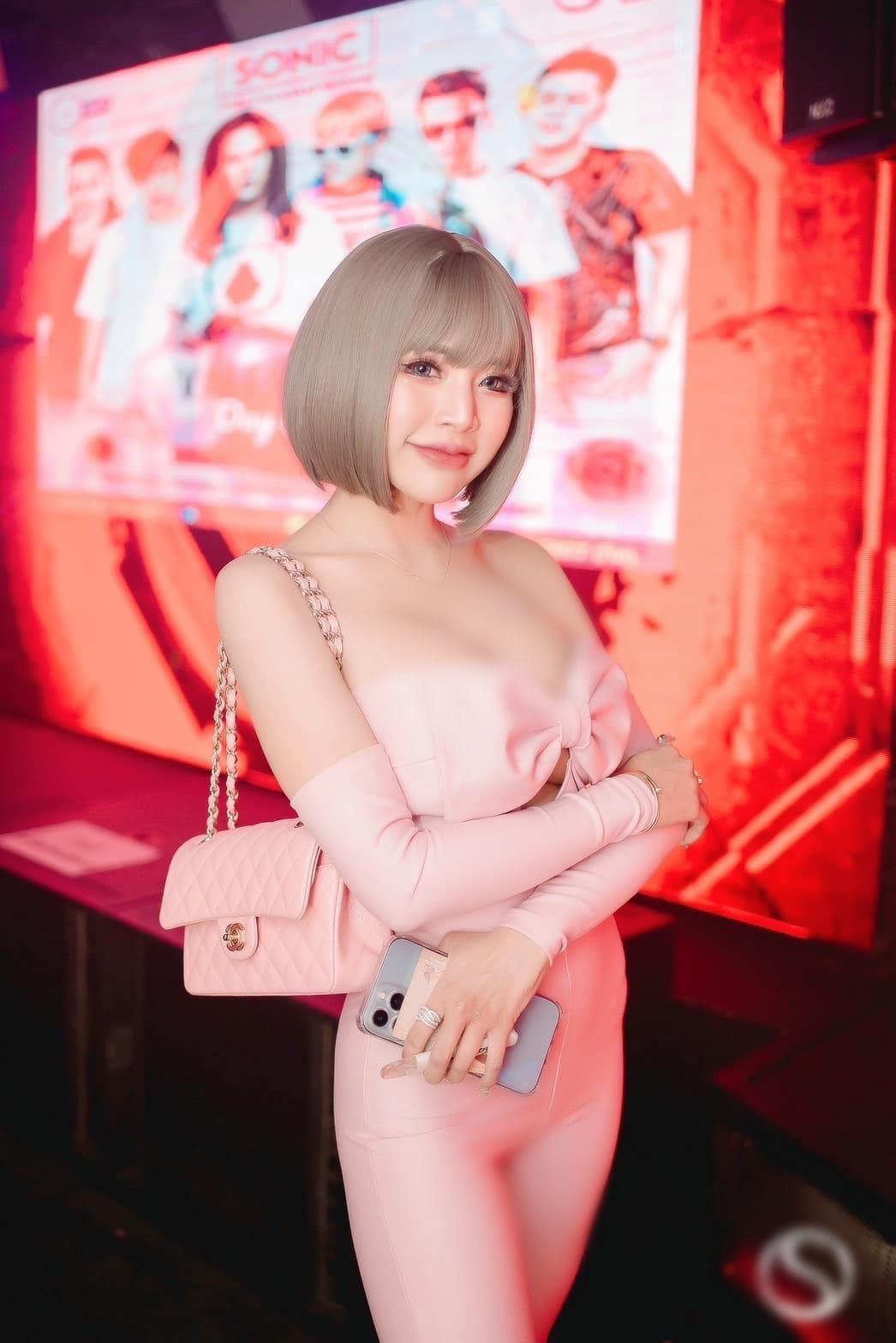 Trước đó, hình ảnh hot girl Lalita Duangya diện trang phục bó sáng màu hồng đi dự sự kiện cũng từng gây chú ý.