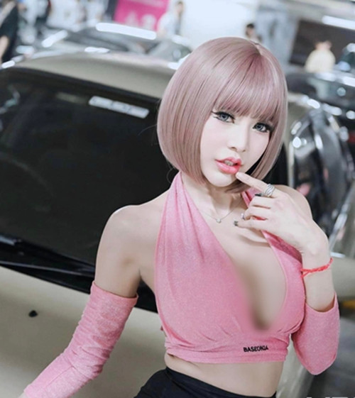 Đa số mọi người đều tán dương nhan sắc và dáng vóc của hot girl gợi cảm nhưng cho rằng cô nàng tạo dáng khá phản cảm.