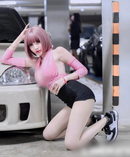 Có những shot hình, hot girl Lalita Duangya quỳ hẳn xuống và cố gắng khoe đường cong, trong khi trang phục phần trên quá hở, không đủ che chắn bộ phận nhạy cảm.