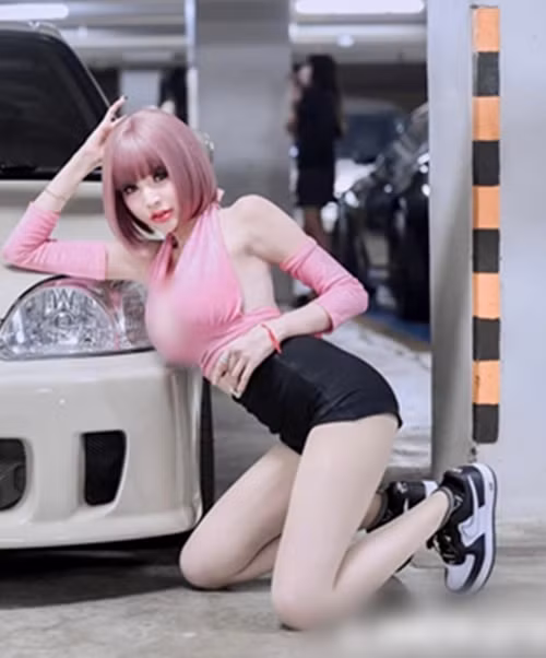 Có những shot hình, hot girl Lalita Duangya quỳ hẳn xuống và cố gắng khoe đường cong, trong khi trang phục phần trên quá hở, không đủ che chắn bộ phận nhạy cảm.