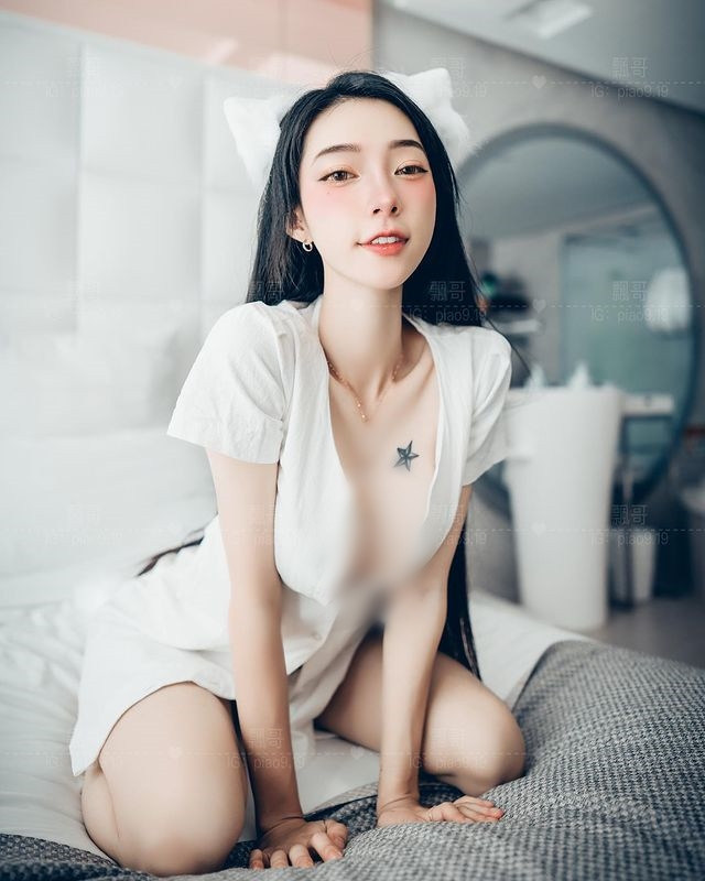 Trước đó, Phiêu Ca diện bikini khoe dáng trong rừng cũng nhận về ý kiến trái chiều. Mọi người cho rằng cô nàng cố tình ăn mặc khoe thân, không ăn nhập với bối cảnh để thu hút sự chú ý.