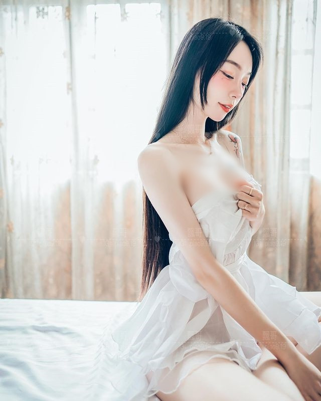 Theo tìm hiểu, Phiêu Ca là một hot girl người Đài Loan mới nổi. Cô nàng gây chú ý nhờ sự quyến rũ, bốc lửa và táo bạo của mình.