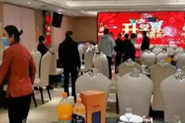 Mo tiec mung con trai 14 tuoi do dai hoc, gia dinh soc nang