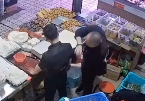 Tin loi nguoi la, chu quan do an nhanh gap hoa