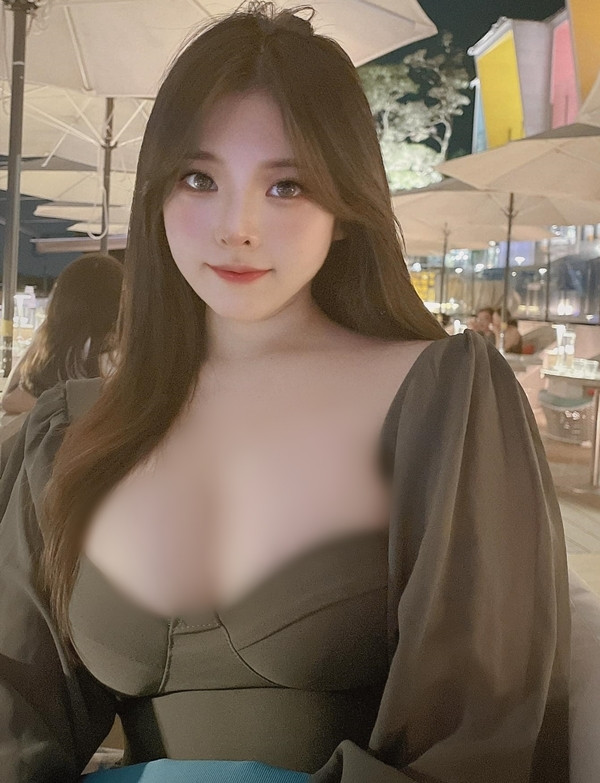 Cô nàng thường xuyên khoe hình ảnh xinh đẹp lung linh trên trang cá nhân, nhận được vô số lời tán dương của người hâm mộ.