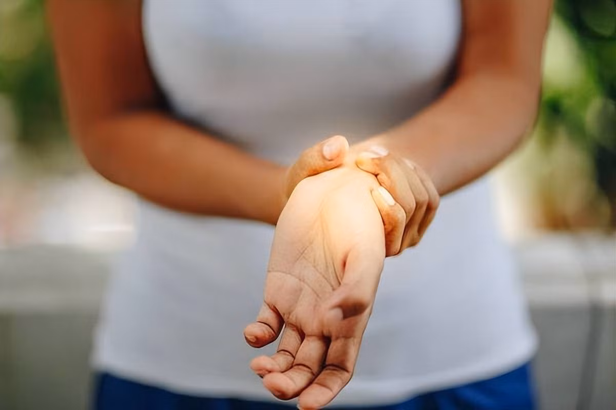 Dung dien thoai thay te tay, coi chung teo co mat cam giac-Hinh-2