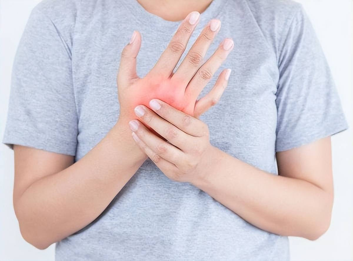 Dung dien thoai thay te tay, coi chung teo co mat cam giac