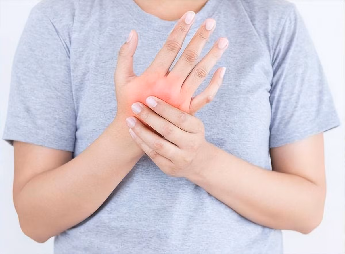 Dung dien thoai thay te tay, coi chung teo co mat cam giac