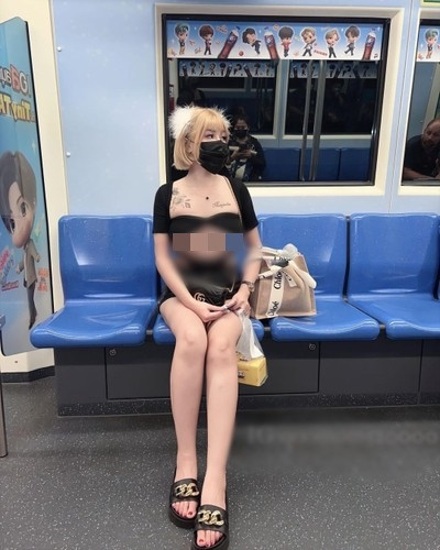 Cô nàng thường xuyên xuất hiện trên tàu điện ngầm với trang phục trễ nải, xẻ sâu, khoét ngực, hở chân ngực.