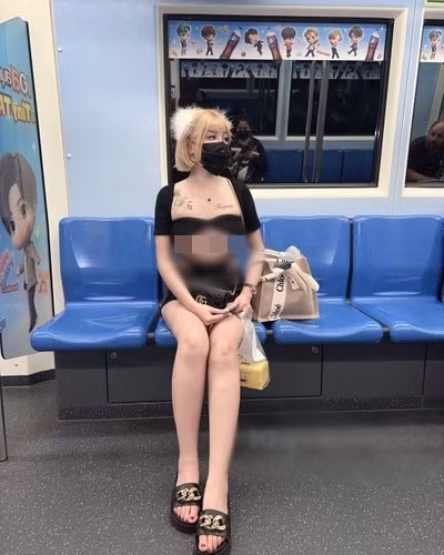 Cô nàng thường xuyên xuất hiện trên tàu điện ngầm với trang phục trễ nải, xẻ sâu, khoét ngực, hở chân ngực.