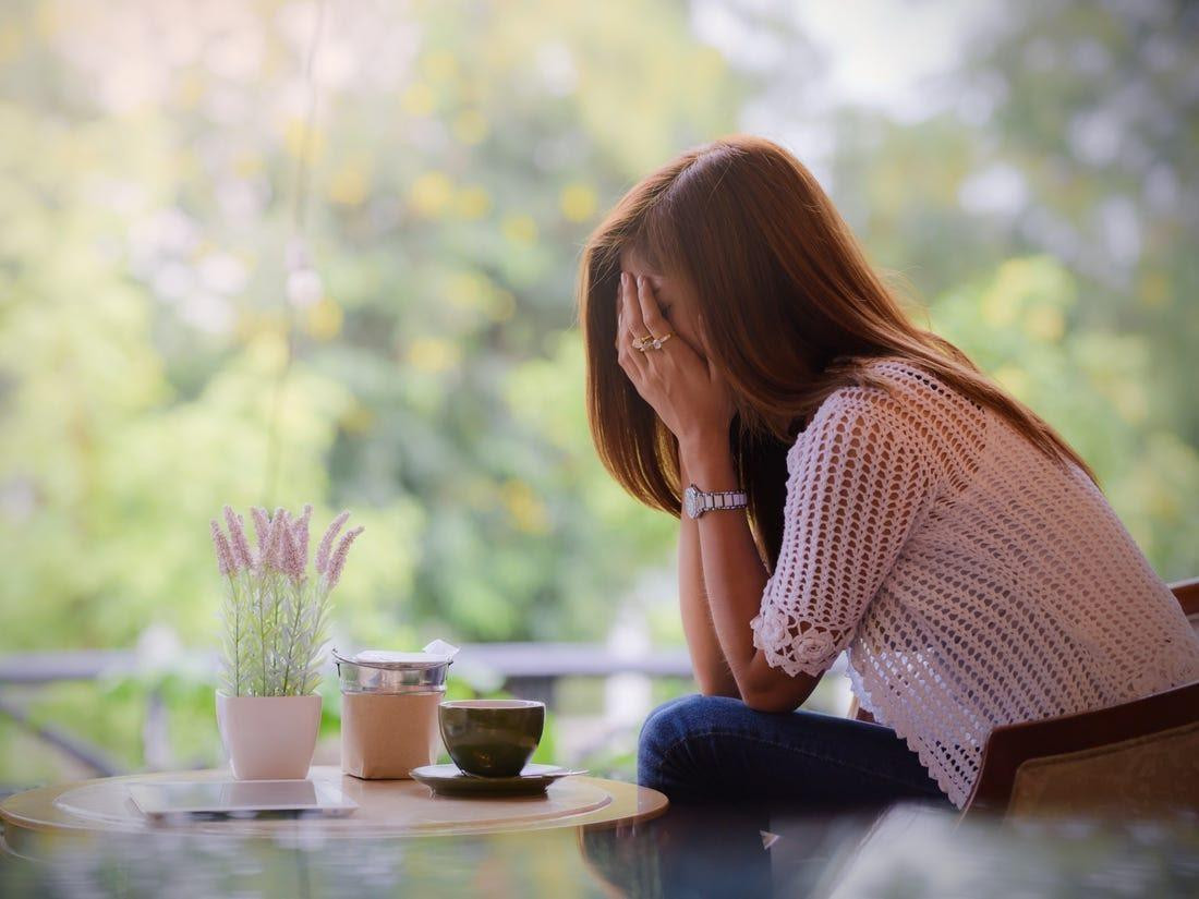 Dot nhien choang vang, mat toi sam, mach mau dang 