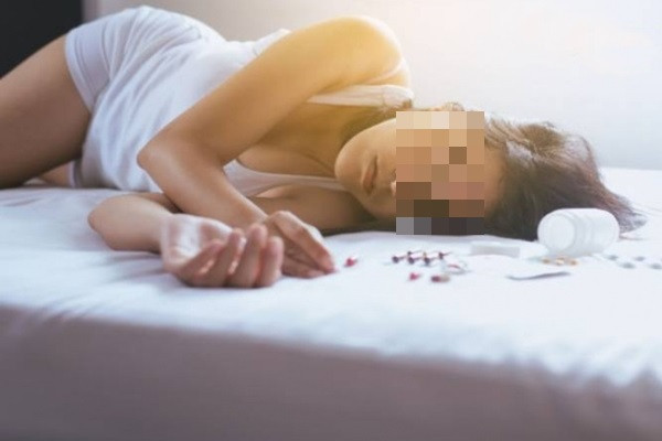 Dau dau kho ngu, co gai lam dieu khien bac si khiep so