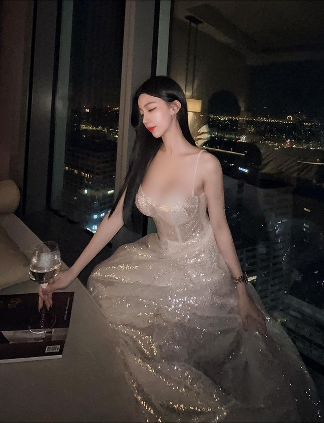 Thân hình mảnh mai nhưng không mất đi đường cong quyến rũ, thần thái luôn tràn đầy năng lượng tích cực, Hàn Tiệp Hoàn khiến nhiều người mê đắm.