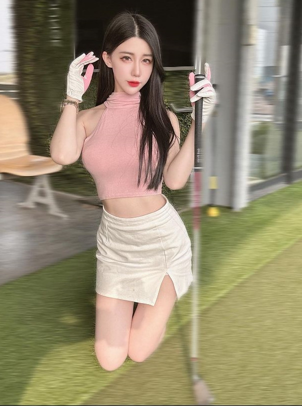 Trước đó, hình ảnh Hàn Tiệp Hoàn diện đồ gợi cảm, bó sát, váy xẻ cao, cắt khoét táo bạo, khoe dáng trên sân golf cũng nhận được sự quan tâm.