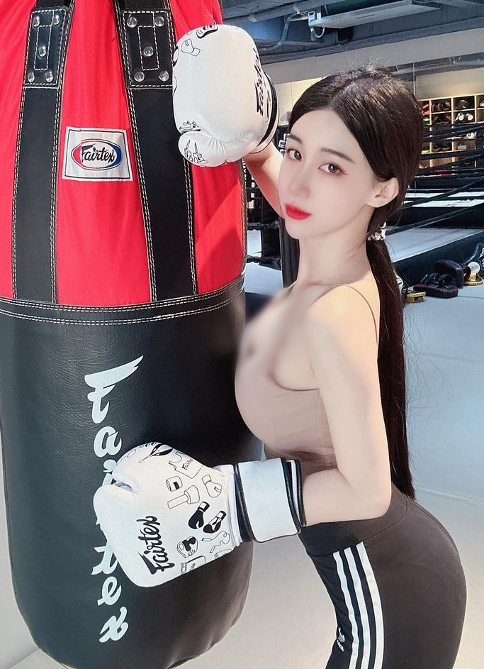 Thực tế, Hàn Tiệp Hoàn là cô gái có cá tính mạnh mẽ, yêu thích boxing và dùng bộ môn này để rèn luyện sức khoẻ, dáng vóc của mình.