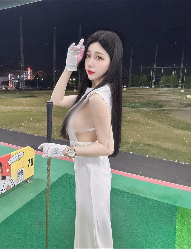 Đa số mọi người đều cho rằng hot girl gợi cảm Hàn Tiệp Hoàn có nhan sắc, dáng vóc nổi bật, tuy nhiên nếu như chơi golf thì những trang phục này quá hở hang, khiến người khác "bỏng mắt".