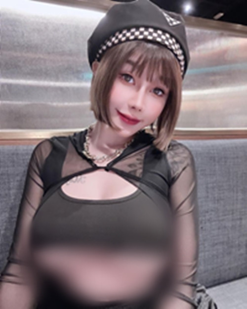 Đa số mọi người đều chỉ trích cô nàng là người không biết xấu hổ, hám danh lợi, vì nổi tiếng mà bất chấp tất cả.