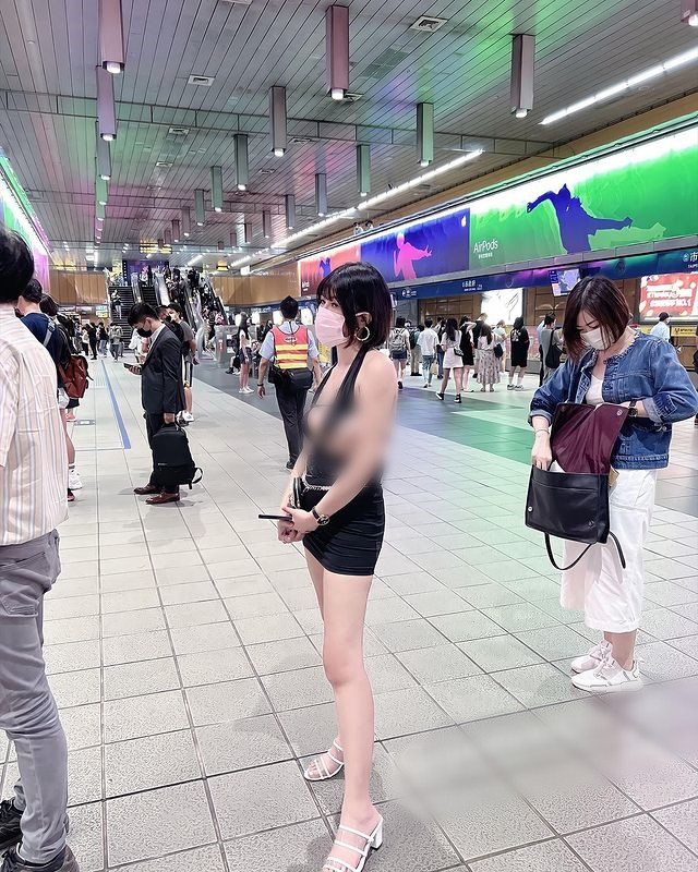 Nhiều người yêu cầu ban quản lý tàu điện nên có những quy định rõ ràng về vấn đề này, tránh việc một số người không biết xấu hổ làm ảnh hưởng đến không gian nơi công cộng.