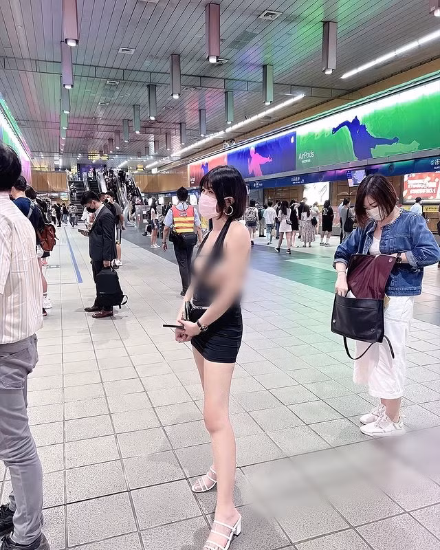 Nhiều người yêu cầu ban quản lý tàu điện nên có những quy định rõ ràng về vấn đề này, tránh việc một số người không biết xấu hổ làm ảnh hưởng đến không gian nơi công cộng.