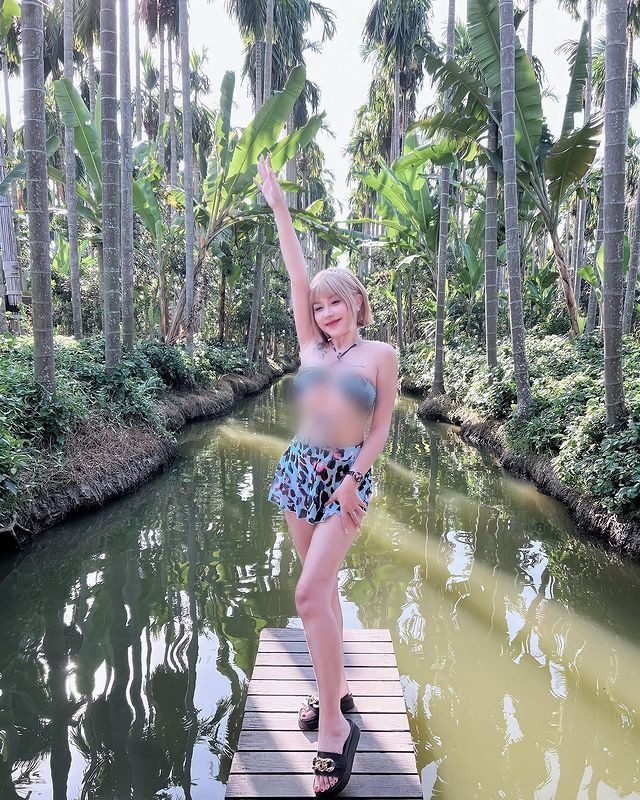 Mới đây, cư dân mạng đang lan truyền những hình ảnh về một hot girl mặc đồ hở hang, khoe dáng bốc lửa tại vùng miệt vườn. (Nguồn ảnh: IG)