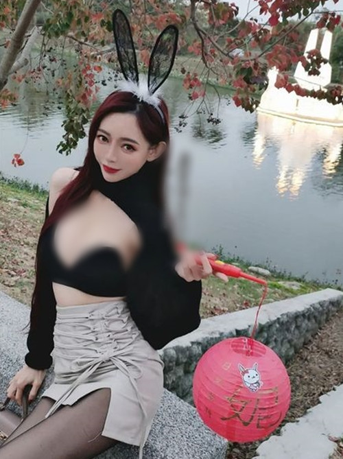 Dạo qua trang cá nhân, có thể thấy, hot girl Côn Ny chưa từng ngần ngại khi diện những trang phục khoe cơ thể nuột nà.