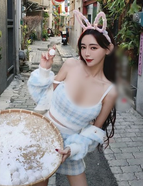 Mặc dù vậy, bất chấp những lời chỉ trích cho rằng ăn mặc phản cảm, cố gắng lôi kéo sự chú ý, Côn Ny vẫn thoải mái và tự tin khoe phong cách cá nhân.