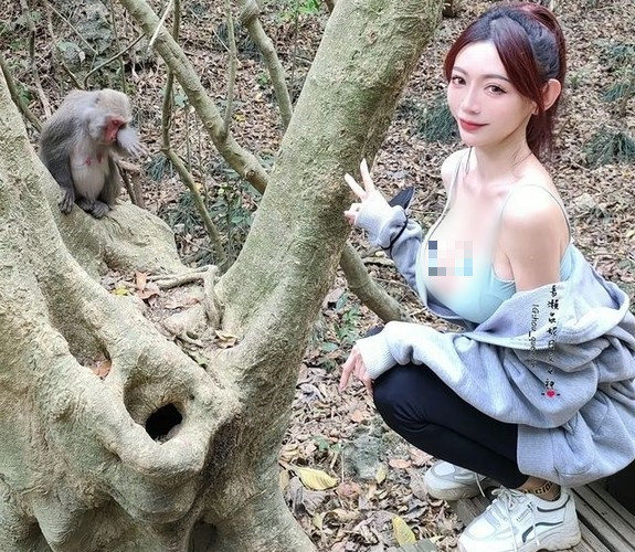 Tuy nhiên, nổi tiếng đi kèm tai tiếng, không ít lần nữ giáo viên xinh đẹp, nóng bỏng Côn Ny gây xôn xao cộng đồng mạng với thời trang thiếu vải, không ăn nhập với không gian xung quanh.