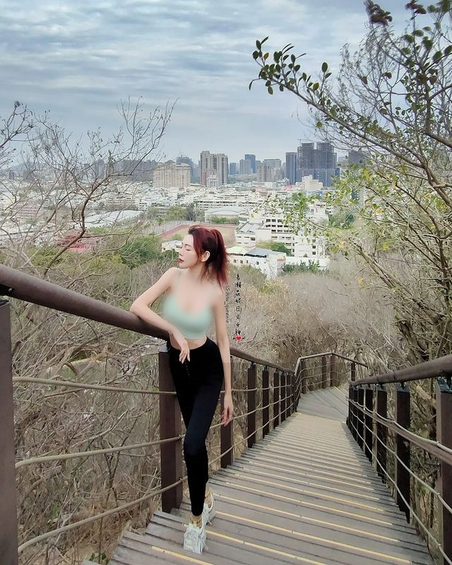 Cách đây không lâu, hình ảnh nữ giáo viên diện đồ tập hở hang đi leo núi cũng từng thu hút cư dân mạng.