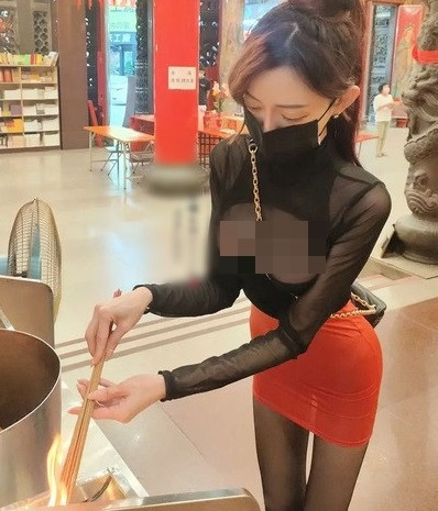 Vài ngày trước, cô nàng lại gây xôn xao khi diện trang phục xuyên thấu đi lễ chùa. Dù bộ trang phục rất tôn dáng của nữ giáo viên nhưng nó thực sự không phù hợp.