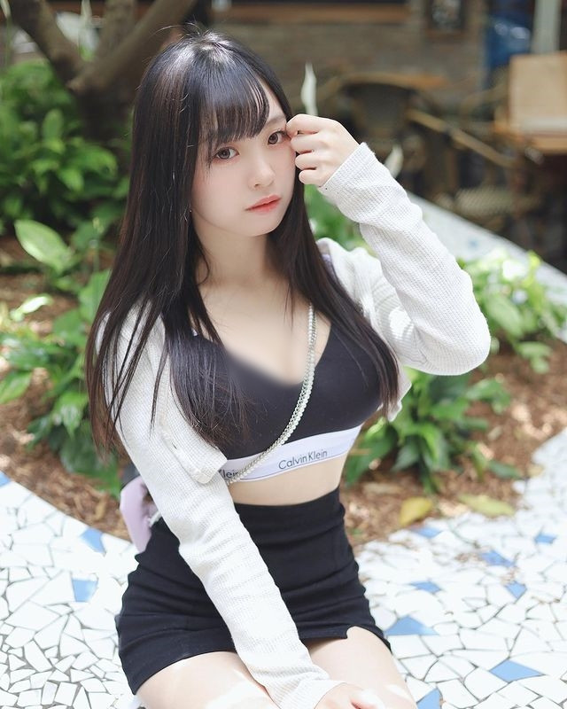 Theo tìm hiểu, Tình Nhi năm nay 22 tuổi, cao 1m58, với lợi thế ngoại hình, cô nàng dễ dàng thu hút mọi người.